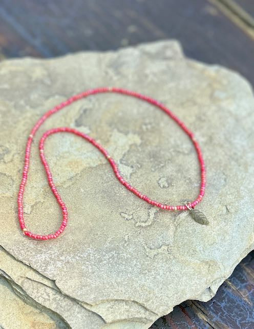 Speckled Red & Bronze Leaf Stretchy Seed Bead Pendant Necklace