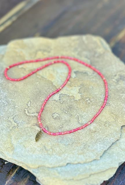 Speckled Red & Bronze Leaf Stretchy Seed Bead Pendant Necklace