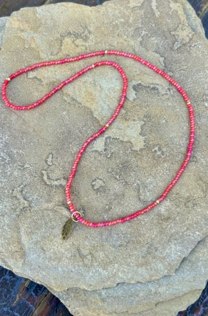 Speckled Red & Bronze Leaf Stretchy Seed Bead Pendant Necklace