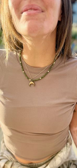 Olivine Jasper Gemstone Stretchy Necklace – Boho Jewelry with Western Gold Floral Pendant